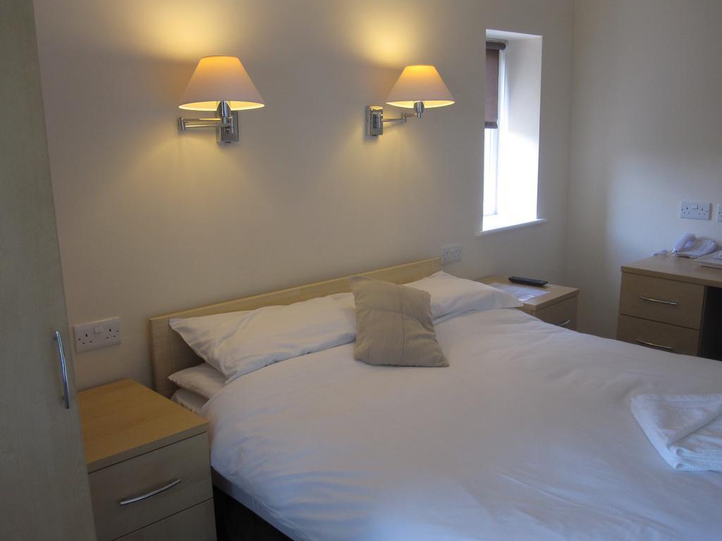 Clifton Lodge Hotel High Wycombe Buitenkant foto